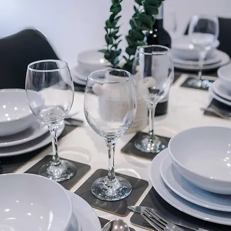 Сasa de vacaciones Spacious 2-bed 5mins To Co-op Live & Etihad Campus W Free Parking