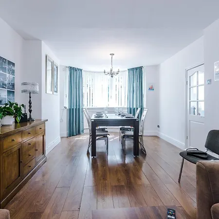 Spacious Stretford 3-bed, Driveway Parking, Pool Table, Sleeps 6
