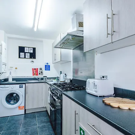 Spacious Stretford 3-bed, Driveway Parking, Pool Table, Sleeps 6 Tatil Evi