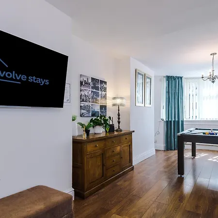 Spacious Stretford 3-bed, Driveway Parking, Pool Table, Sleeps 6 Tatil Evi *