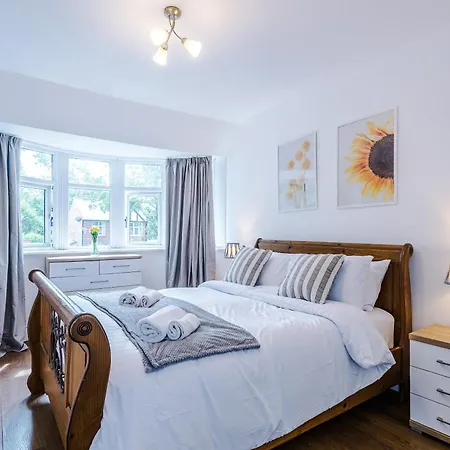 Spacious Stretford 3-bed, Driveway Parking, Pool Table, Sleeps 6 * Manchester
