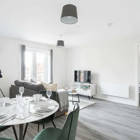 Bright & Spacious 2 Bedroom