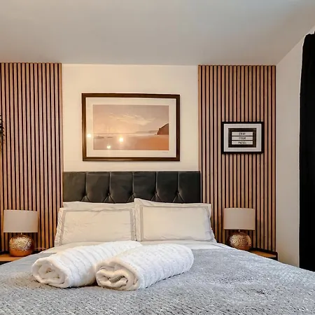Boutique Two-bedroom Near Old Trafford, Sleeps Six, Free Parking Daire
