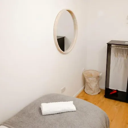 Boutique Two-bedroom Near Old Trafford, Sleeps Six, Free Parking Daire