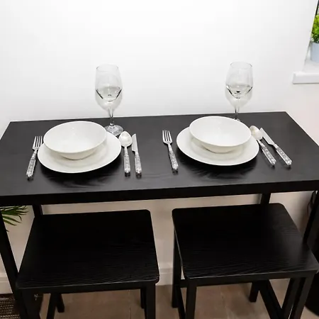 Apartment Prime Salford 1br • Free Parking • Access *