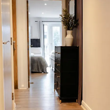 Daire Boutique Two-bedroom Near Old Trafford, Sleeps Six, Free Parking