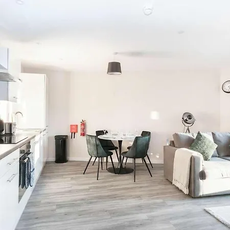 Bright & Spacious 2 Bedroom *