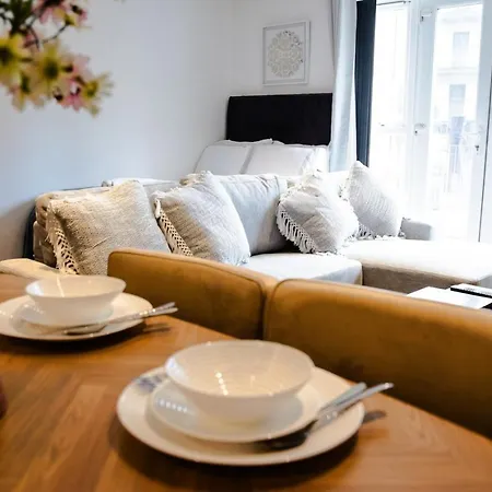 Boutique Two-bedroom Near Old Trafford, Sleeps Six, Free Parking *