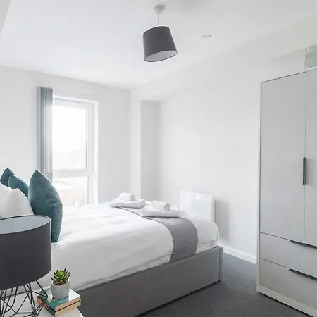 Bright & Spacious 2 Bedroom Apartamento