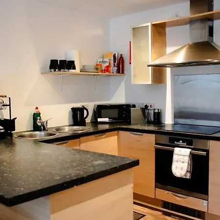 Daire Boutique Two-bedroom Near Old Trafford, Sleeps Six, Free Parking