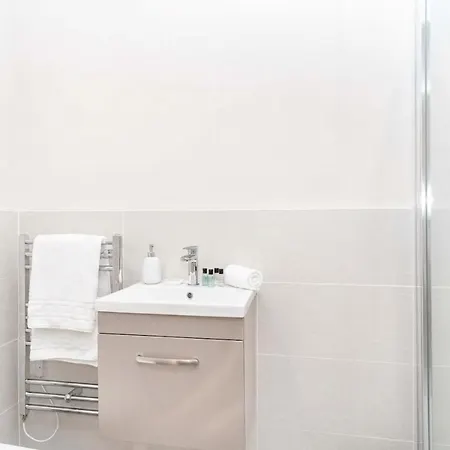 Bright & Spacious 2 Bedroom Apartamento *