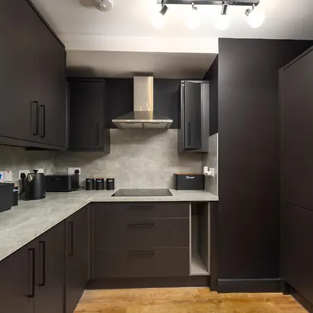 Apartman Close To Media City-old Trafford - 5 Bedroom House
