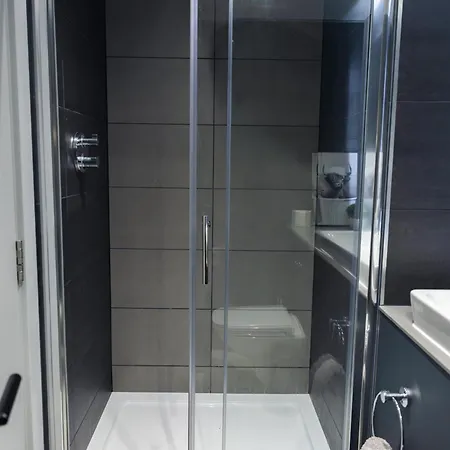 Modern 2br In Piccadilly Apartment