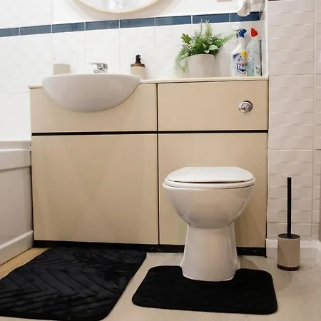 Boutique Two-bedroom Near Old Trafford, Sleeps Six, Free Parking Apartamento
