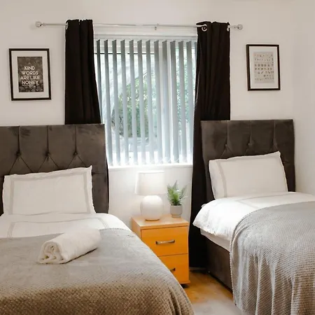 Daire Boutique Two-bedroom Near Old Trafford, Sleeps Six, Free Parking *