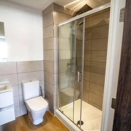 Zeni Alexandra Rise Two Bed Flat 아파트 *