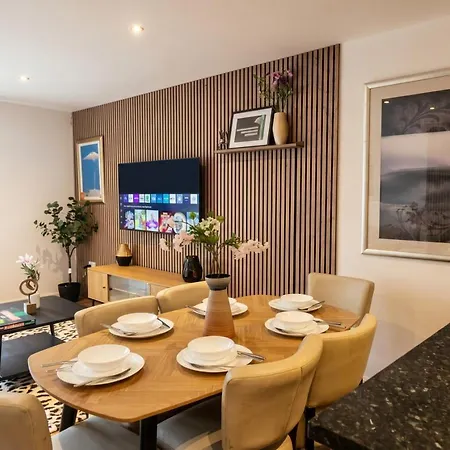 Daire Boutique Two-bedroom Near Old Trafford, Sleeps Six, Free Parking *