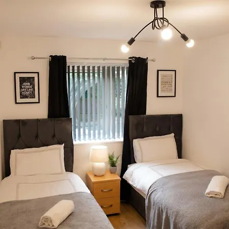 Daire Boutique Two-bedroom Near Old Trafford, Sleeps Six, Free Parking *