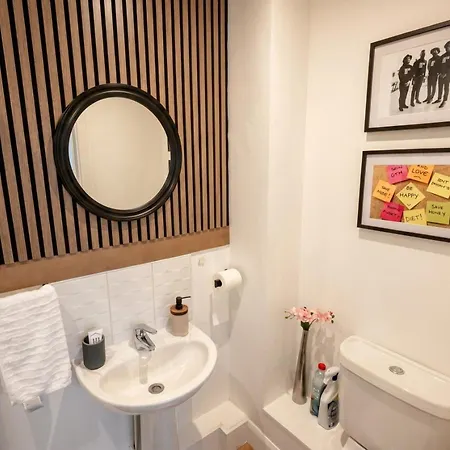 Daire Boutique Two-bedroom Near Old Trafford, Sleeps Six, Free Parking *