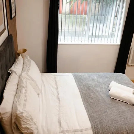 Daire Boutique Two-bedroom Near Old Trafford, Sleeps Six, Free Parking *