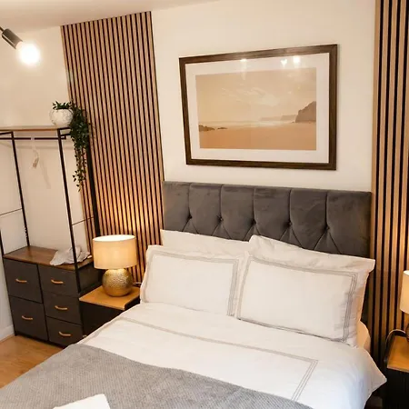 Boutique Two-bedroom Near Old Trafford, Sleeps Six, Free Parking *