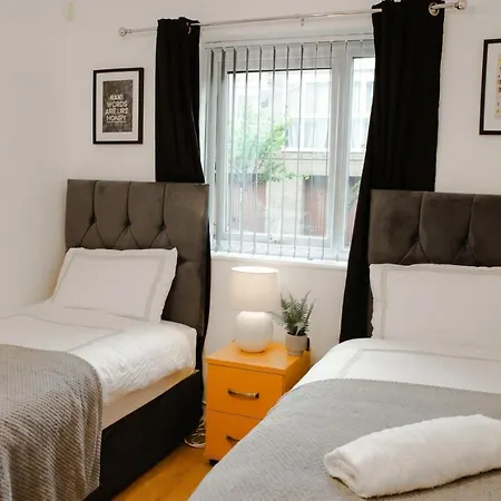 Daire Boutique Two-bedroom Near Old Trafford, Sleeps Six, Free Parking Manchester