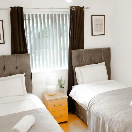 Boutique Two-bedroom Near Old Trafford, Sleeps Six, Free Parking