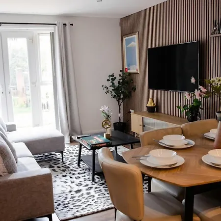 Daire Boutique Two-bedroom Near Old Trafford, Sleeps Six, Free Parking