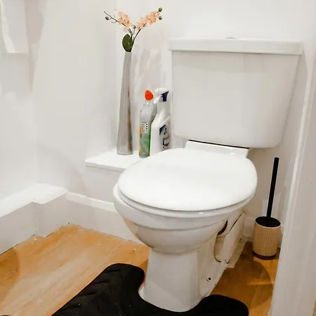 Daire Boutique Two-bedroom Near Old Trafford, Sleeps Six, Free Parking *