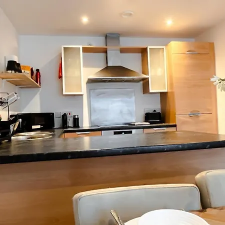 Daire Boutique Two-bedroom Near Old Trafford, Sleeps Six, Free Parking *