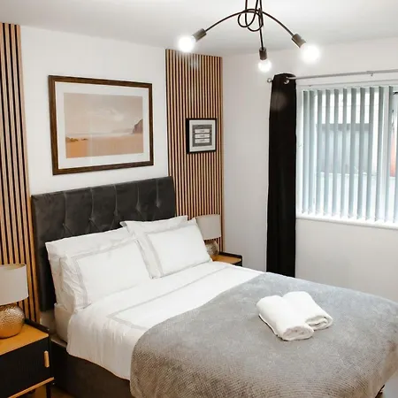 Daire Boutique Two-bedroom Near Old Trafford, Sleeps Six, Free Parking *