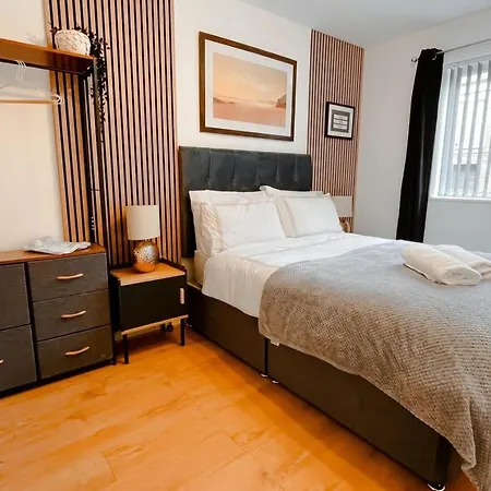 Boutique Two-bedroom Near Old Trafford, Sleeps Six, Free Parking Daire