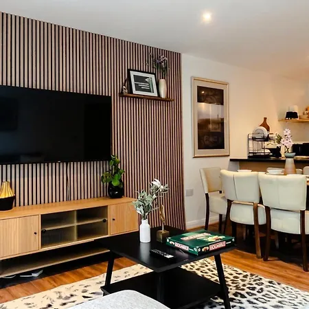 Boutique Two-bedroom Near Old Trafford, Sleeps Six, Free Parking Daire