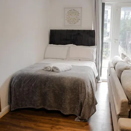 Daire Boutique Two-bedroom Near Old Trafford, Sleeps Six, Free Parking *