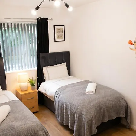 Daire Boutique Two-bedroom Near Old Trafford, Sleeps Six, Free Parking