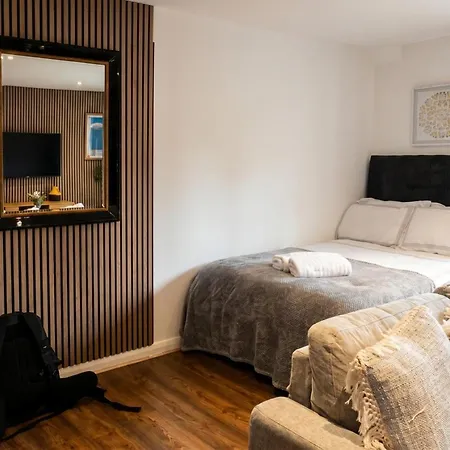 Boutique Two-bedroom Near Old Trafford, Sleeps Six, Free Parking Daire