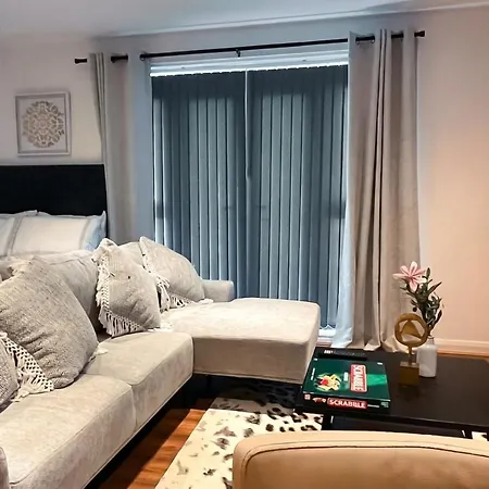 Daire Boutique Two-bedroom Near Old Trafford, Sleeps Six, Free Parking