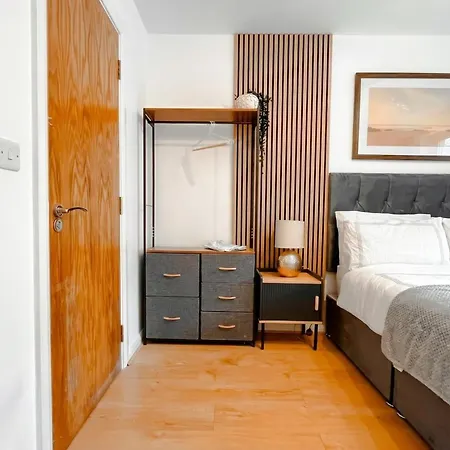 Daire Boutique Two-bedroom Near Old Trafford, Sleeps Six, Free Parking