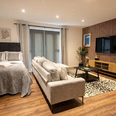 Daire Boutique Two-bedroom Near Old Trafford, Sleeps Six, Free Parking