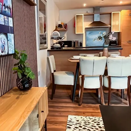 Daire Boutique Two-bedroom Near Old Trafford, Sleeps Six, Free Parking *