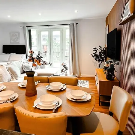 Daire Boutique Two-bedroom Near Old Trafford, Sleeps Six, Free Parking *