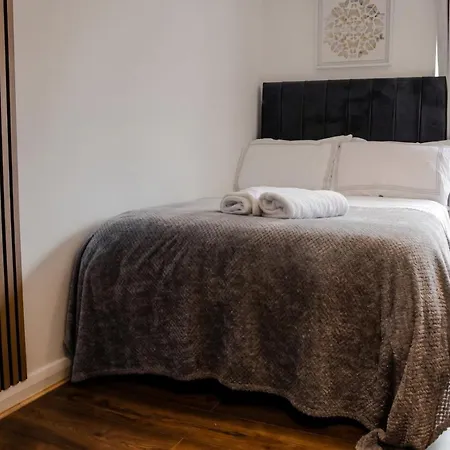 Boutique Two-bedroom Near Old Trafford, Sleeps Six, Free Parking Daire *