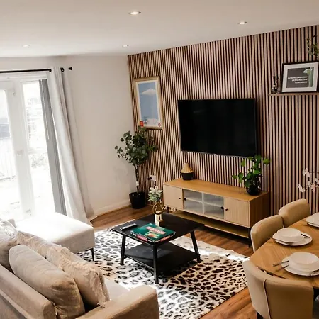 Boutique Two-bedroom Near Old Trafford, Sleeps Six, Free Parking Daire *