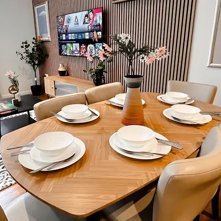 Boutique Two-bedroom Near Old Trafford, Sleeps Six, Free Parking * Manchester
