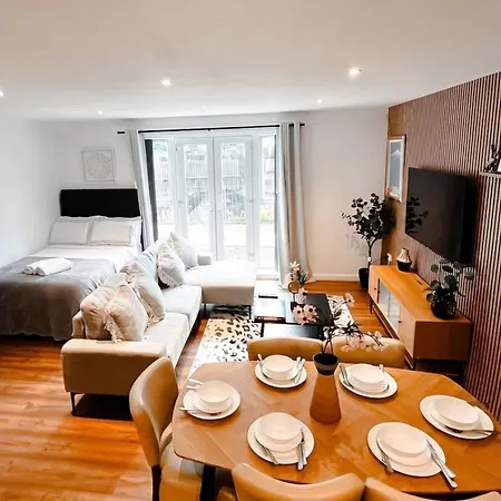 Boutique Two-bedroom Near Old Trafford, Sleeps Six, Free Parking