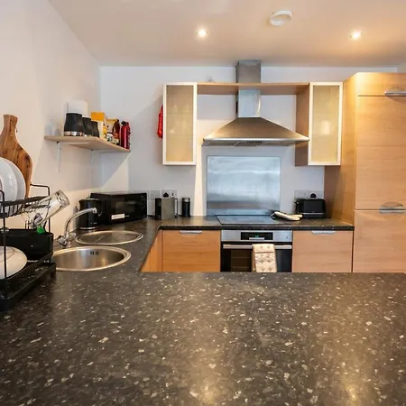 Boutique Two-bedroom Near Old Trafford, Sleeps Six, Free Parking Daire *