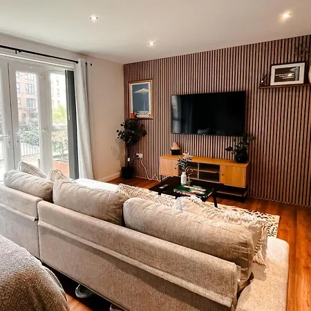 Boutique Two-bedroom Near Old Trafford, Sleeps Six, Free Parking Daire