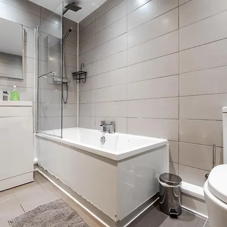 Modern Centre 3bd - Fire Pit - Free Parking 펜션 *