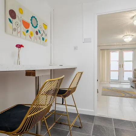 Modern Centre 3bd - Fire Pit - Free Parking *