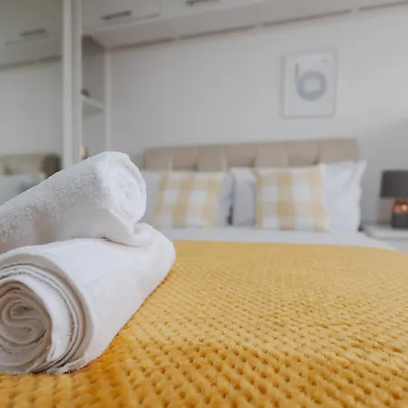 Modern Centre 3bd - Fire Pit - Free Parking 펜션 *